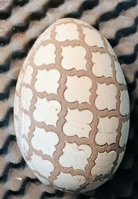 Keramikeier zu Ostern mit Porzellanauflage